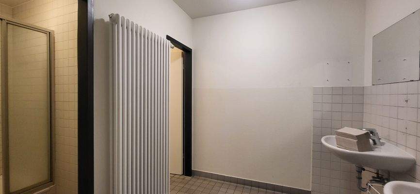 ZWEI GETRENNTE DUSCH-BÄDER