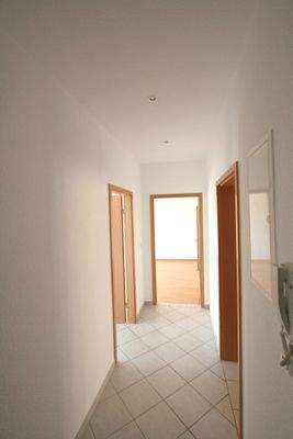 Flur mit hellen Fliesenboden