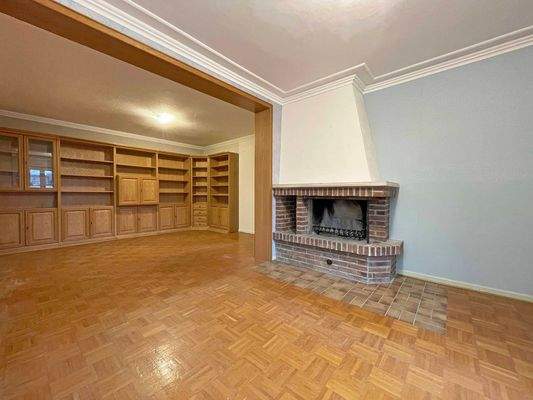 Wohnraum mit gemauertem Kamin