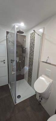 Pissoir und Dusche - WC