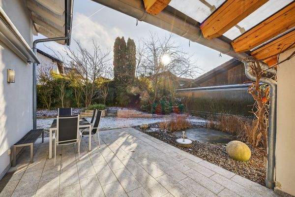 EG überdachte Terrasse-Gartenblick