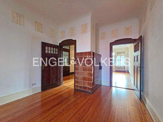 Zimmer mit Stuckelementen