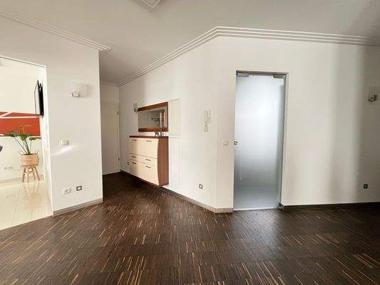 Flur mit Zugang zu allen Räumlichkeiten