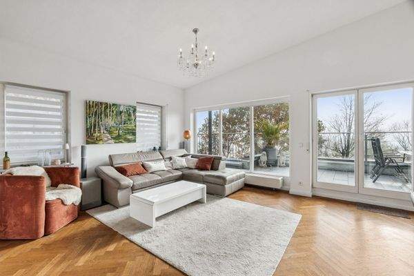 großes Wohnzimmer mit Blick auf den See