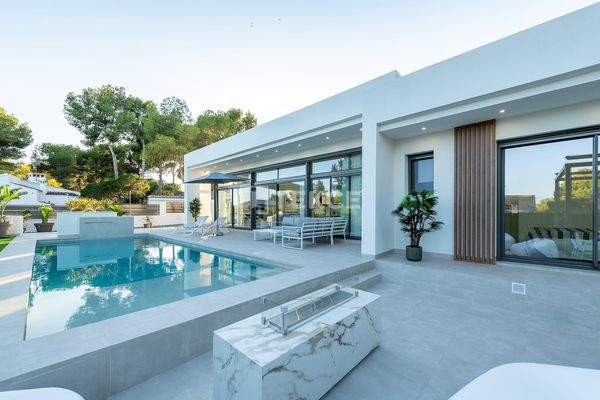 Detached Villas with Private Pools in Pinar de Campoverde Spain