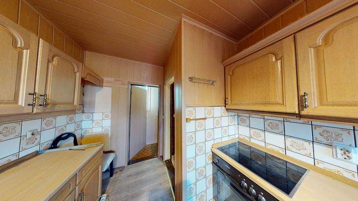 Küche mit Zugang zum Keller