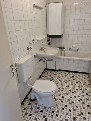 Badezimmer mit Badewanne.jpg