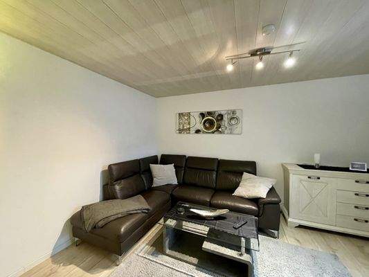 Wohnzimmer mit Arbeitsplatz Apartment Hinterhofgebäude