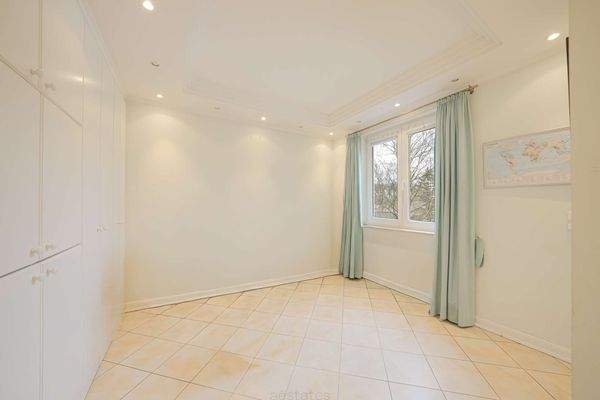 ein charmantes Schlafzimmer mit vielen tiefen Einbauschränken