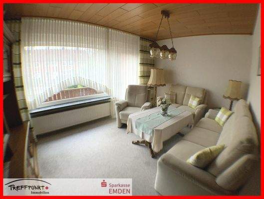 Wohnzimmer mit angrenzenden Balkon