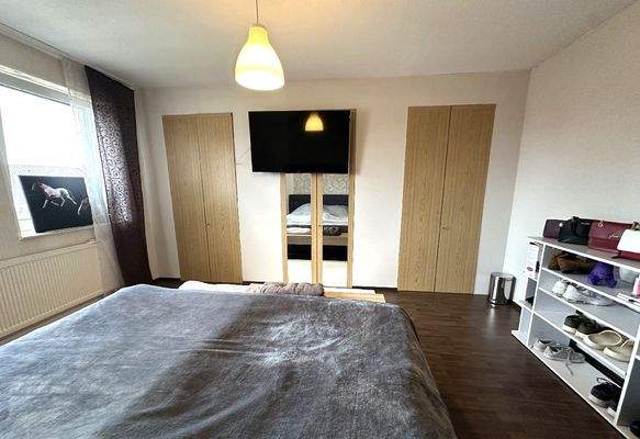 Schlafzimmer mit begehbarem Kleiderschrank