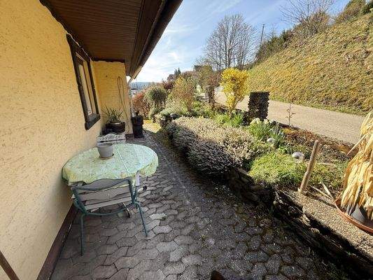 Terrasse zur Straßenseite