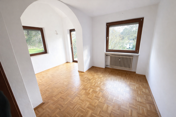 Heller Raum mit architektonischen Akzenten