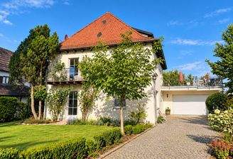 Helles Einfamilienhaus mit gepflegtem Garten