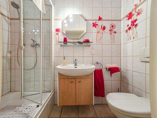 Zweites Badezimmer mit Dusche – praktisch und komfortabel zugleich