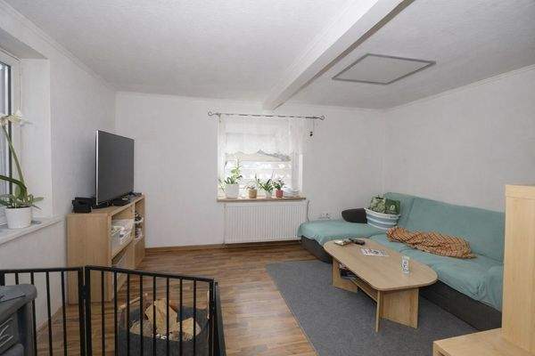 Wohnzimmer mit Kaminofen KI