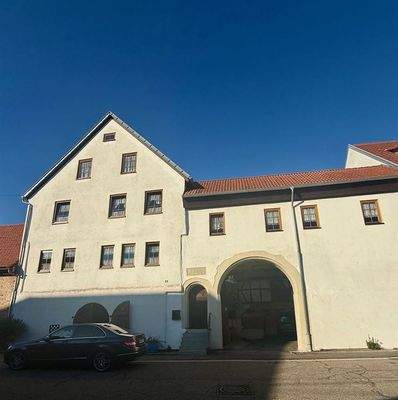 Außenansicht Wohnhaus und Hofraum