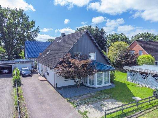 Frontansicht mit Auffahrt 