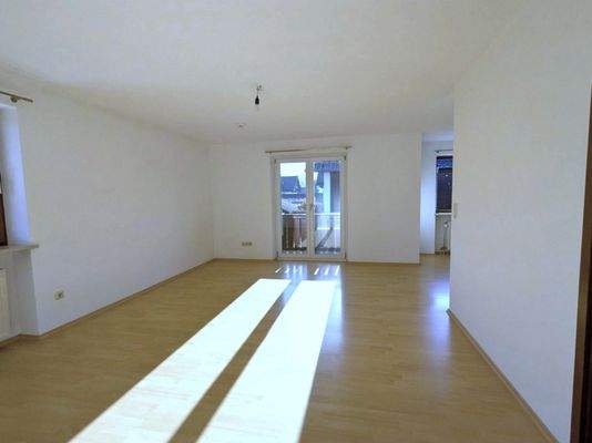 Lichtdurchflutetes Wohnzimmer mit Balkonzugang