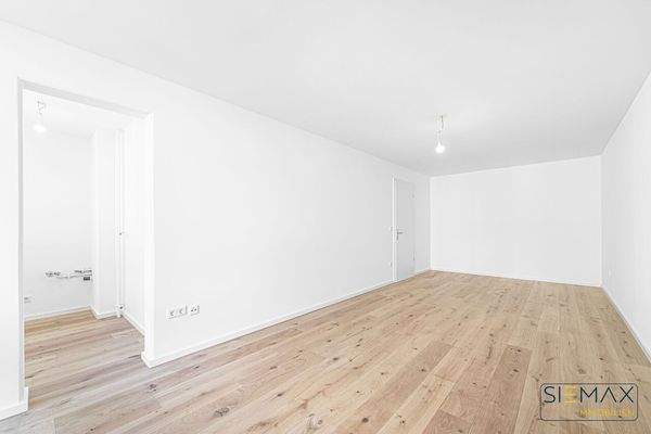 Wohnzimmer mit Zugang zur Küche