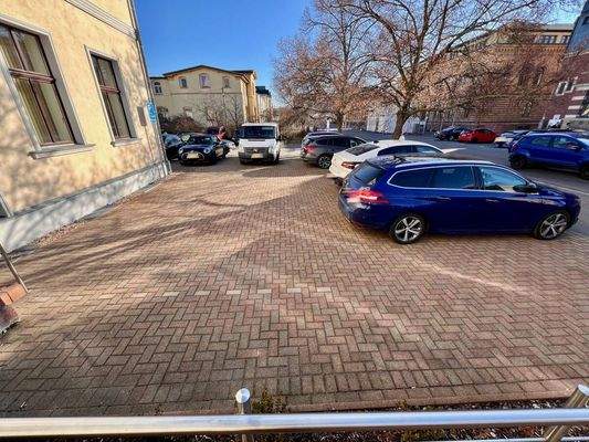 Parkplätze vor dem Hauptgebäude