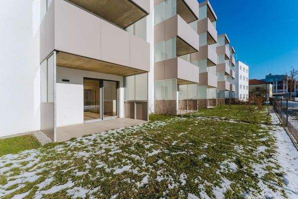 Garten mit Terrasse und Loggia