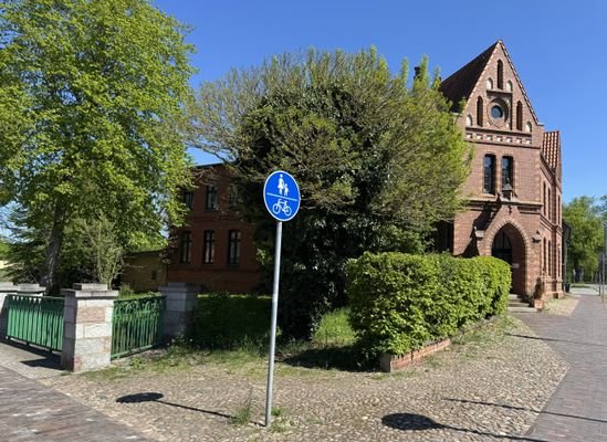 bachseitig