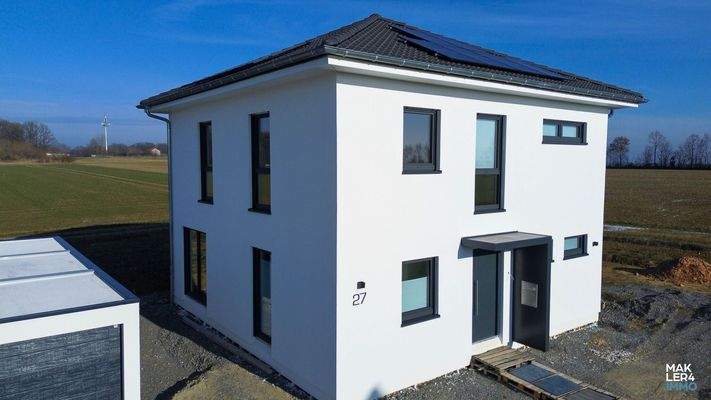 Sonnige Außenansicht der Vorderseite