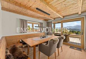 Essbereich mit Zugang zur Terrasse