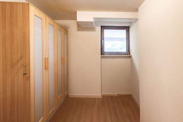 Kellerraum mit Tageslicht und Heizkörperanschluss