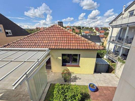 Vorderansicht mit überdachter Terrasse