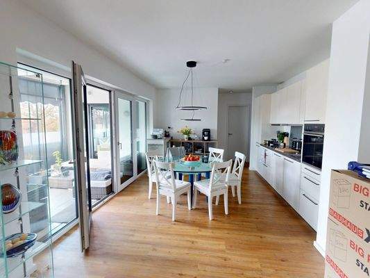 Ansicht III: Wohn- und Esszimmer mit offenem Küchenbereich