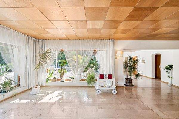 helles Wohnzimmer mit Marmorboden