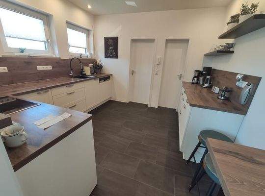 Offene Küche mit 2 Abstellräumen (mit Anschluss für Waschmaschine und Trockner) Bild 1