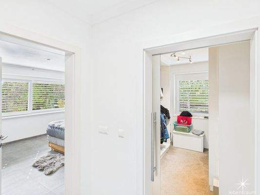 Zugang Schlafzimmer und begehbarer Schrank.