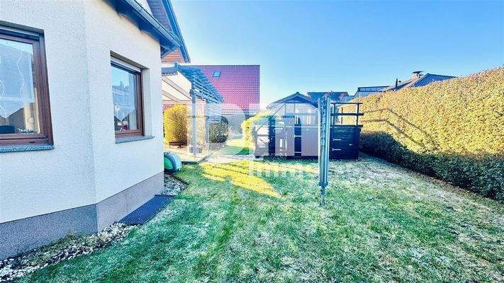 Gartenbereich hinter dem Gebäude