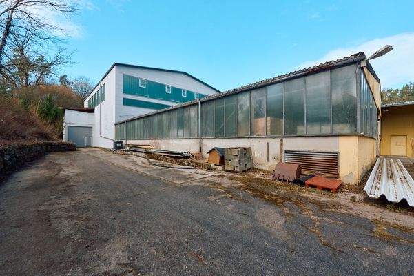 Gebäude 3, Außenansicht mit Freifläche 