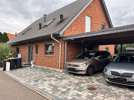 Außenansicht mit Doppelcarport