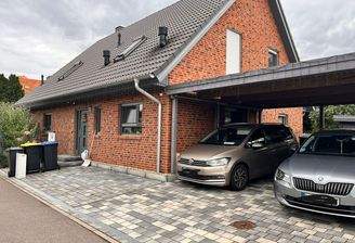 Außenansicht mit Doppelcarport