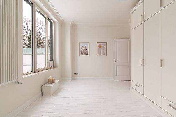 1.OG: Kinderzimmer mit Einbauten und Zugang zum sonnigen Balkon