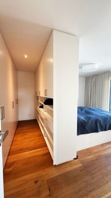 Elternschlafzimmer mit begehbarem Kleiderschrank