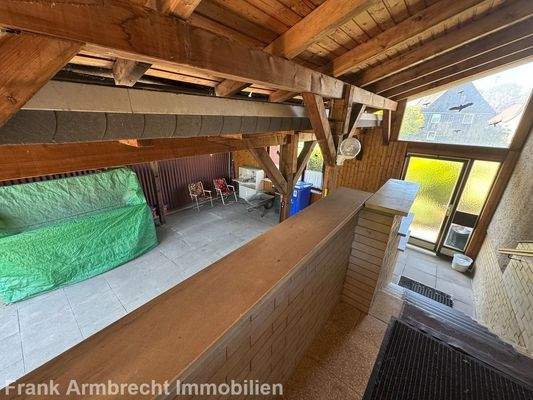 überdachter Eingangsbereich