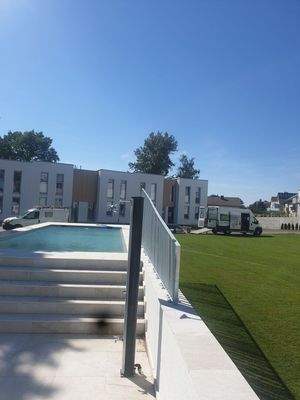 Wohnanlage mit Spielplatz und Pool