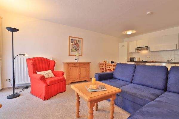 Wohnbereich mit Blick in den Küchenbereich