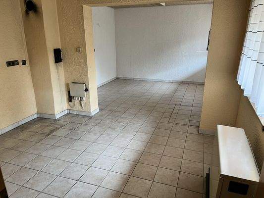 Zimmer mit Fliesenboden im Anbau (Erdgeschoss)