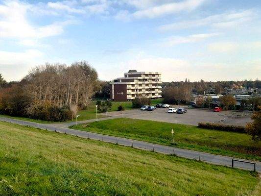 Blick vom Deich auf das Haus