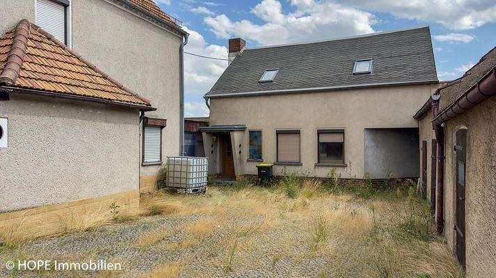 Vorderansicht und Hof