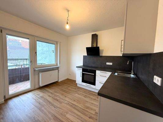 Küche mit Blick zum Balkon 