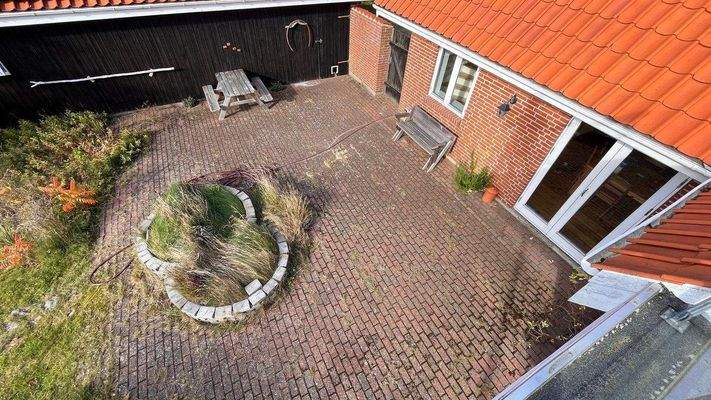 Blick von Dachterasse auf Terasse