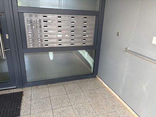 Briefkasten im Eingangsbereich